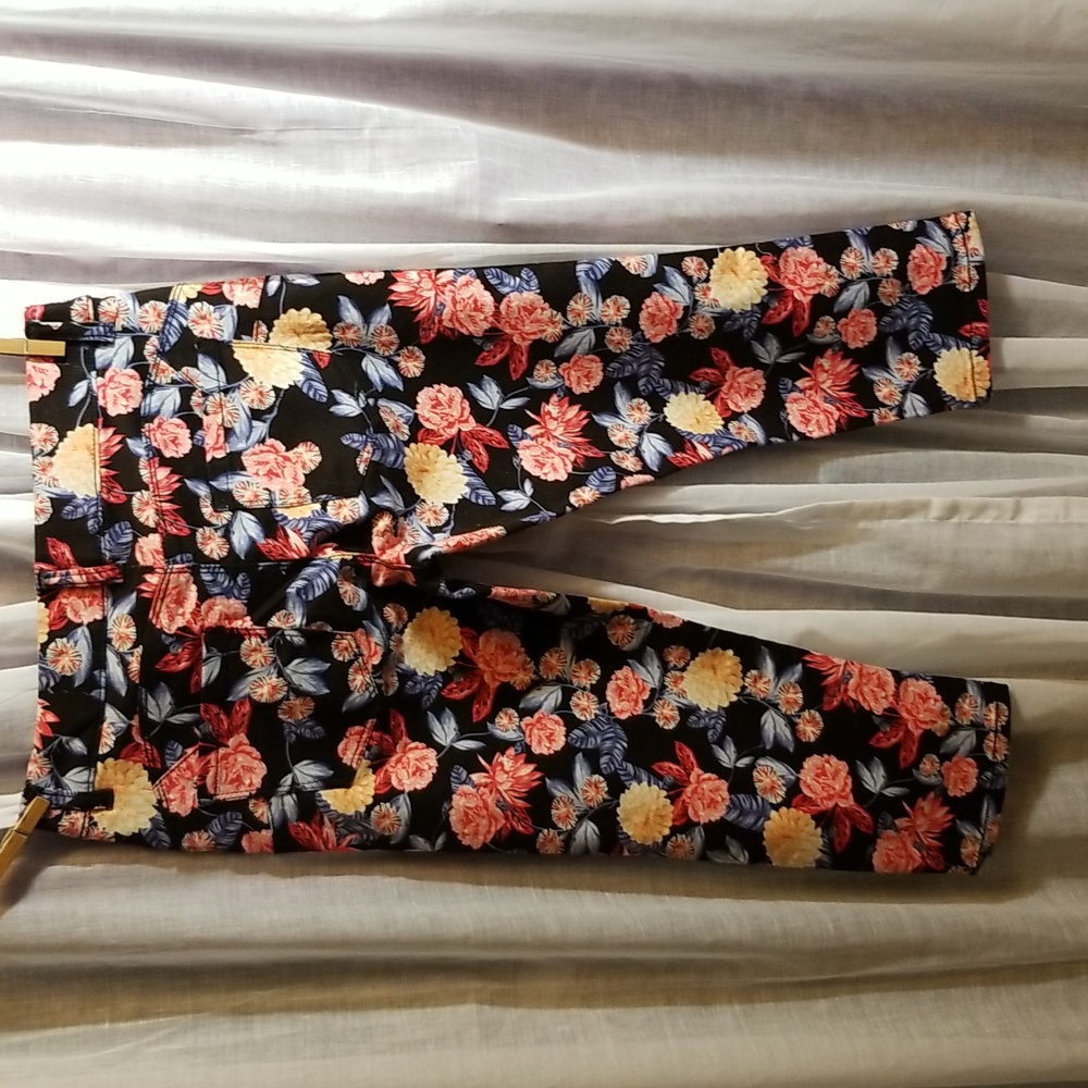 NWOT Summer Floral Print Capris - Picture 4 of 6